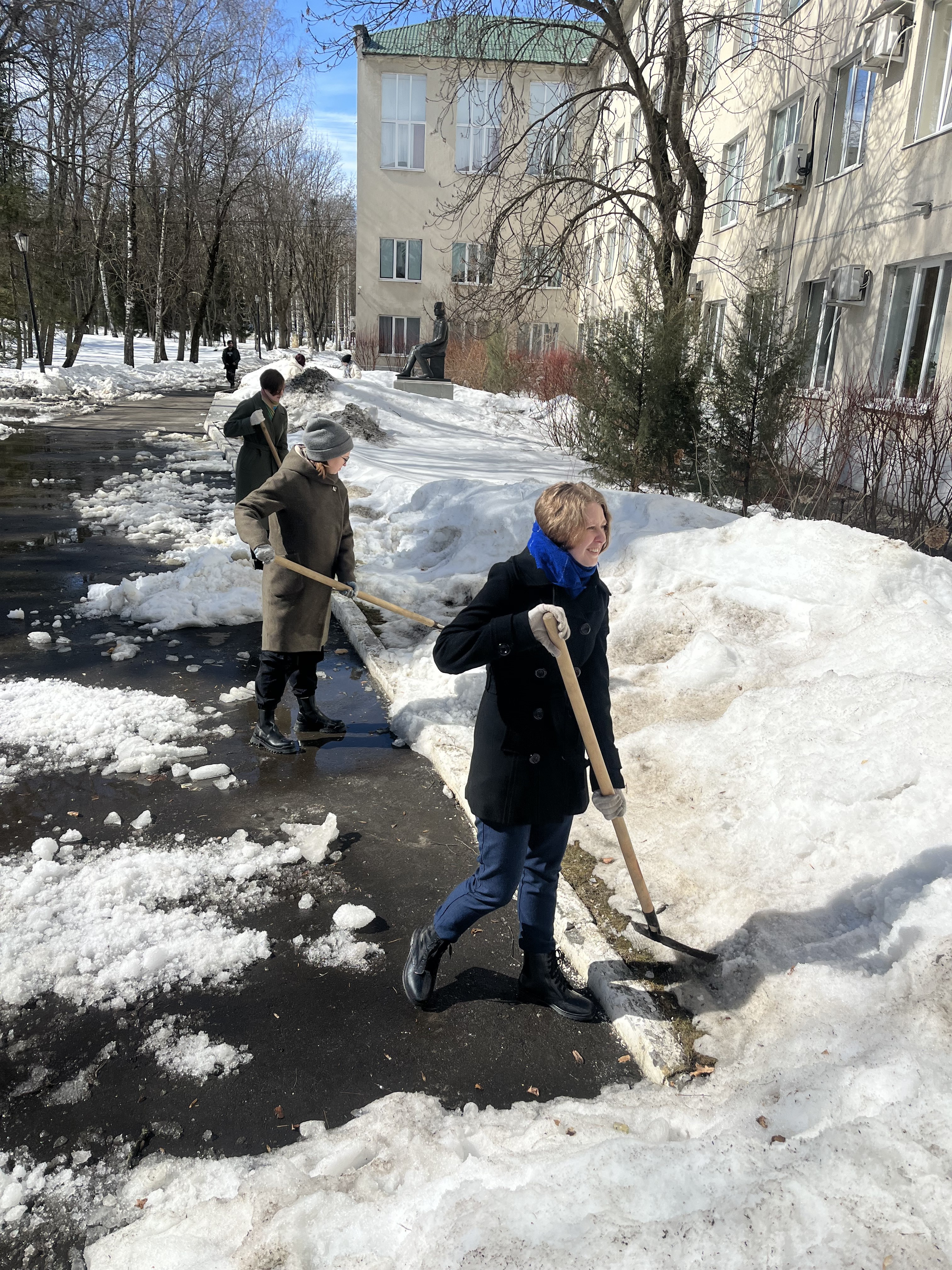 27 марта 2024 года студенты группы 19ИПО1 в сопровождении куратора доцента кафедры «Всеобщая история и обществознание» ПГУ Ульянова Антона Евгеньевича приняли участие в уборке территории учебного корпуса №11 ПГУ